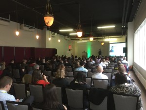 Cb6Iqayw8Aegdih 300X225