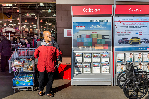 People With Shopping Carts Fill Picture Id629811910