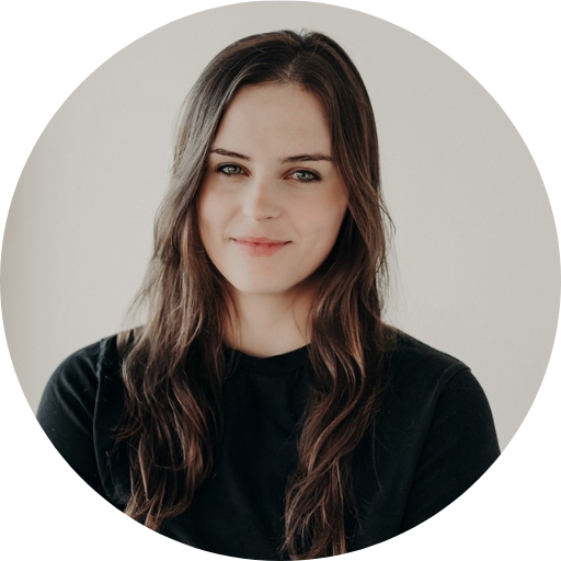 Betsy Shaak’s headshot on a grey background.