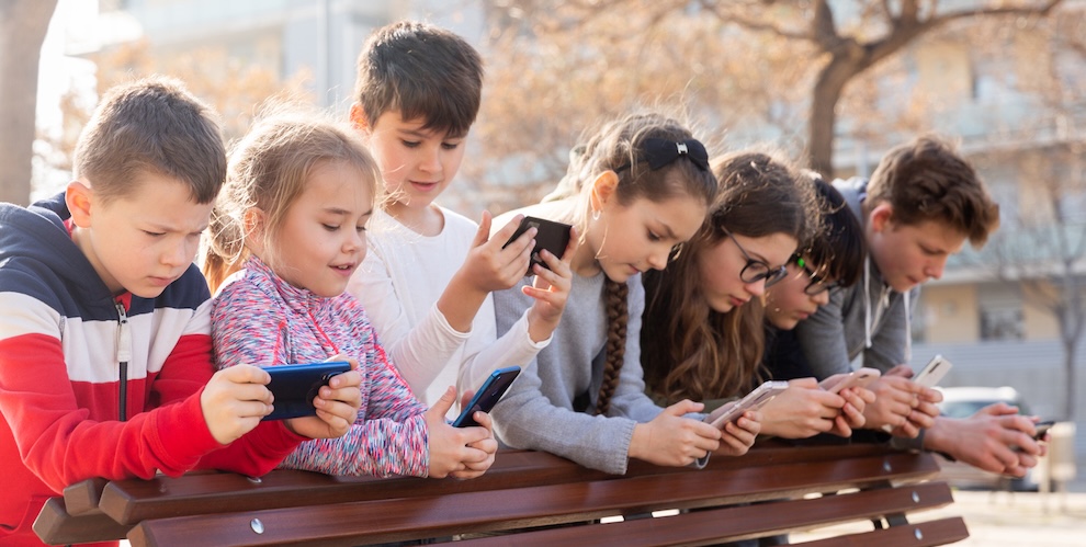 Priming Bias Marketing Research Consumer Research Study Smartphone Kids Parents